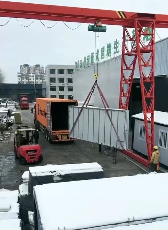 Załadunek kontenera prefabrykowanego